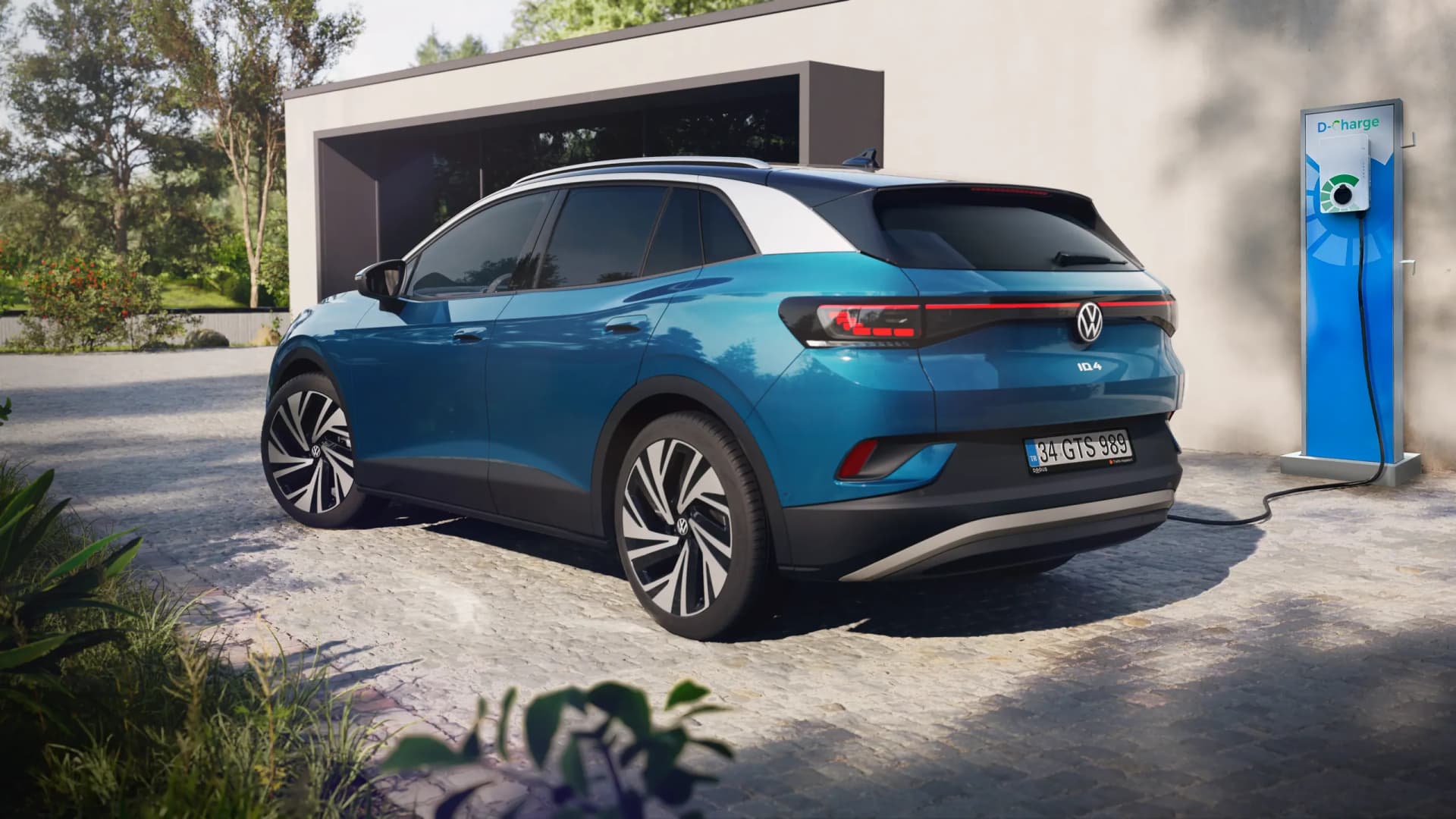 D-Charge şarj istasyonunda şarj olan elektrikli Volkswagen