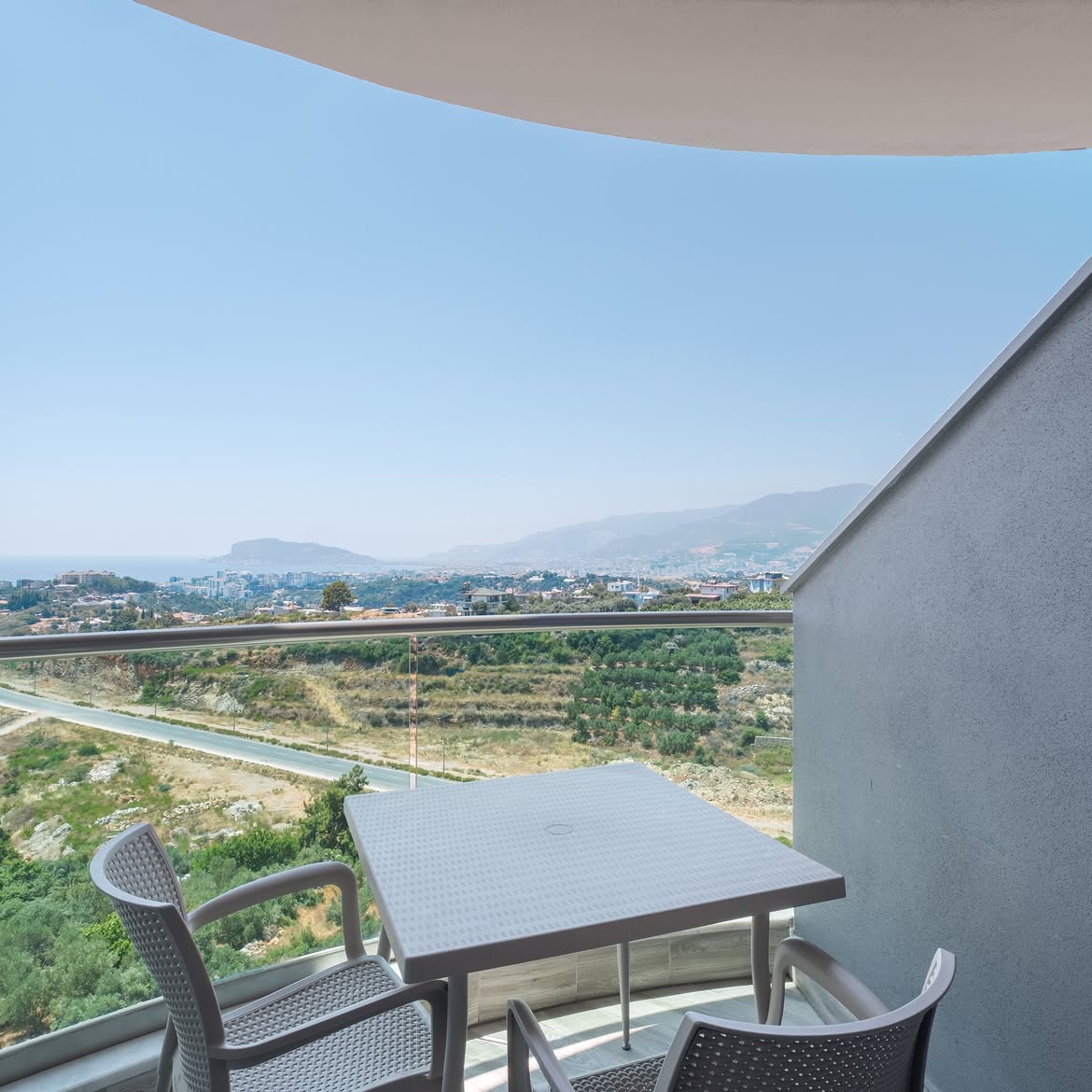 Deniz manzaralı balkon